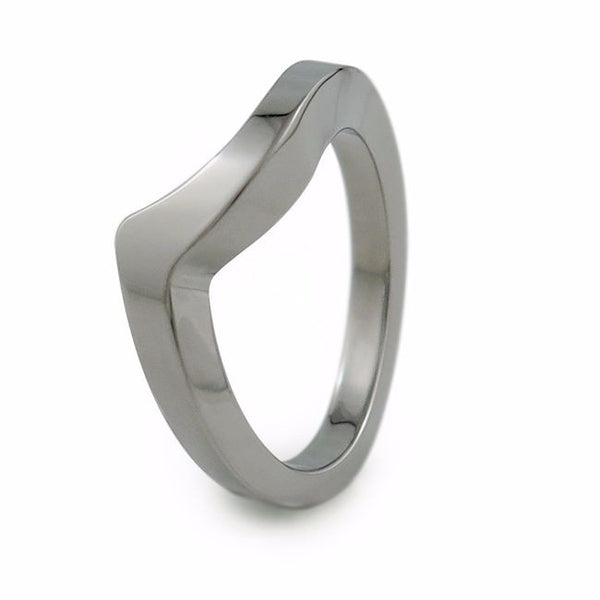 The Stella Titanium Companion Band was created to complete the Stella wedding set. The Stella and its companion paired together form a very elegant and trendy wedding ring set. 